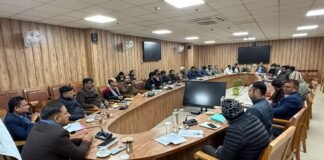 नगर आयुक्त की अध्यक्षता में विकास परियोजनाओं की समीक्षा बैठक: विभागीय समन्वय पर जोर, समयबद्ध निस्तारण के सख्त निर्देश