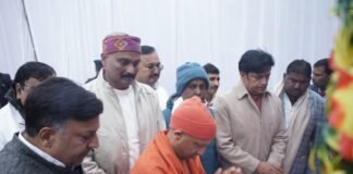 मुख्यमंत्री योगी ने दिवंगत सुशील कुमार यादव को दी श्रद्धांजलि, परिवार को ढांढस बंधाया