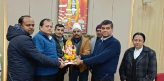 32 वर्षों की ईमानदार सेवा का भावुक विदाई: अपर आयुक्त रामाश्रय को मंडलायुक्त सभागार में दी गई विदाई