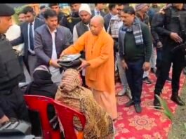 सीएम योगी आदित्यनाथ पहुंचे टीपी नगर स्थित रैन बसेरा: निराश्रितों से की वार्ता, कंबल-भोजन बांटा