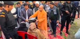 सीएम योगी आदित्यनाथ पहुंचे टीपी नगर स्थित रैन बसेरा: निराश्रितों से की वार्ता, कंबल-भोजन बांटा