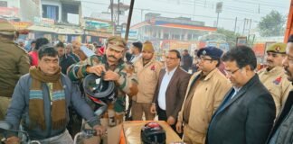 निःशुल्क सेफ्टी हेलमेट वितरण कर पुलिस ने पेश की मानवता की अनुकरणीय मिसाल