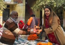 भाजपा नेत्री डॉ. सोनी सिंह ने वृद्धाश्रम में किया खिचड़ी सहभोज, बुजुर्गों को दी हनुमान चालीसा की पुस्तक