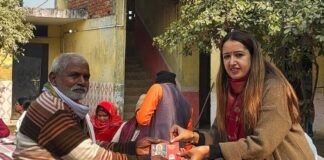 भाजपा नेत्री डॉ. सोनी सिंह ने वृद्धाश्रम में किया खिचड़ी सहभोज, बुजुर्गों को दी हनुमान चालीसा की पुस्तक
