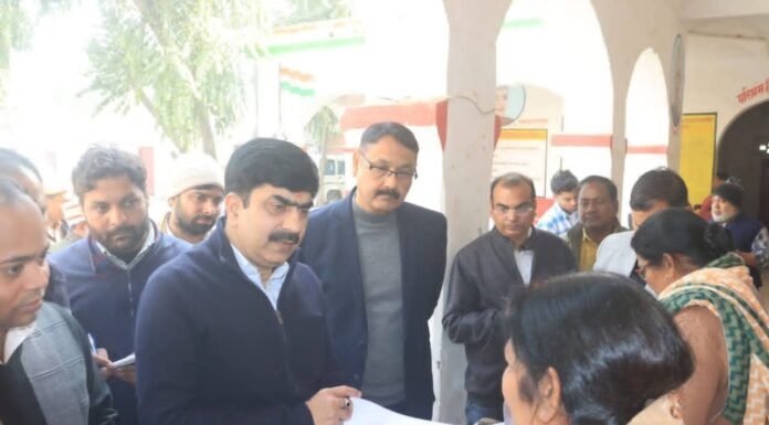 मण्डलायुक्त व डीएम ने मतदाता सूची विशेष पुनरीक्षण के बूथों का किया निरीक्षण