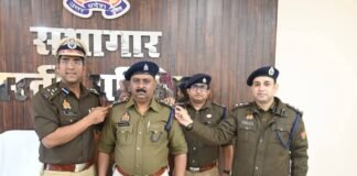 डीआईजी बस्ती ने गोपनीय सहायक निरीक्षक को पुलिस उपाधीक्षक पद पर पदोन्नति मिलने पर लगाया श्वेत स्टार
