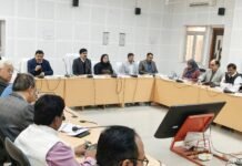 मंडलायुक्त अखिलेश सिंह की अध्यक्षता में विकास कार्यों की मासिक समीक्षा बैठक