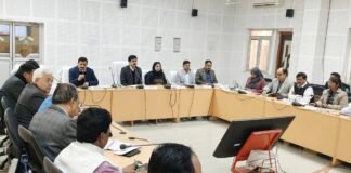 मंडलायुक्त अखिलेश सिंह की अध्यक्षता में विकास कार्यों की मासिक समीक्षा बैठक