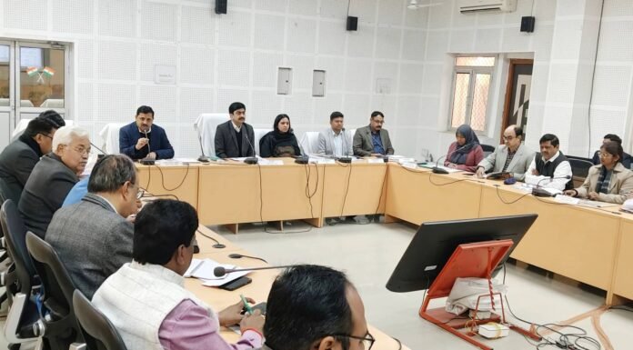 मंडलायुक्त अखिलेश सिंह की अध्यक्षता में विकास कार्यों की मासिक समीक्षा बैठक