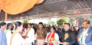 77वें गणतंत्र दिवस पर कुशीनगर में भव्य संयुक्त सांस्कृतिक समारोह राज्य मंत्री विजयलक्ष्मी गौतम ने फहराया तिरंगा, छात्रों की झांकियों और प्रस्तुतियों ने बांधा सबका ध्यान