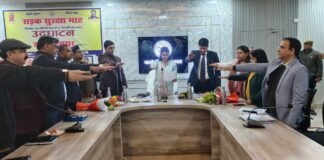 सड़क सुरक्षा माह का शुभारंभ: डीएम हर्षिता माथुर व एसपी डॉ. यशवीर सिंह ने दिलाई शपथ, प्रचार वाहन को दिखाई हरी झंडी