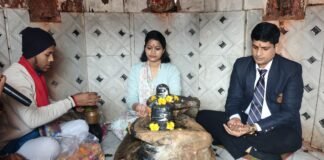 नववर्ष पर डीएम-एसपी ने हनुमान मंदिर में की पूजा-अर्चना, अवस्थापना सुविधाओं का किया निरीक्षण