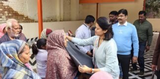 नववर्ष पर डीएम-एसपी ने वृद्धाश्रम पहुंचकर बुजुर्गों को दी शुभकामनाएं