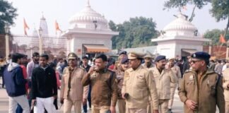 नववर्ष पर गोरखनाथ मंदिर की सुरक्षा: डीआईजी एस. चनप्पा ने किया गहन निरीक्षण