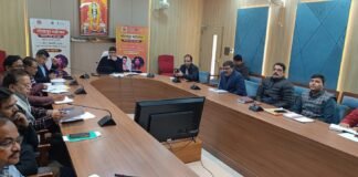 यूपी दिवस की तैयारियां जोरों पर: मंडलायुक्त सभागार में डीएम दीपक मीणा ने की समीक्षा बैठक