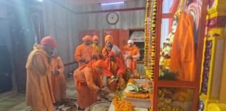 मकर संक्रांति पर गोरखनाथ मंदिर में खिचड़ी चढ़ाई: सीएम योगी ने की लोकमंगल की प्रार्थना, बच्चे के साथ प्यार भरा वीडियो वायरल
