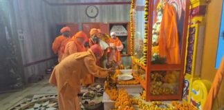 गोरखनाथ मंदिर में मकर संक्रांति की परंपरा का भव्य निर्वहन: सीएम योगी ने ब्रह्म मुहूर्त में चढ़ाई खिचड़ी