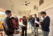 डीएम ने खुद संभाली कमान, बूथों पर बीएलओ की उपस्थिति का किया औचक निरीक्षण