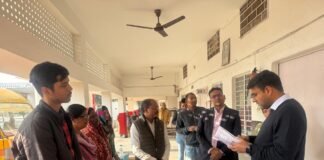 डीएम ने खुद संभाली कमान, बूथों पर बीएलओ की उपस्थिति का किया औचक निरीक्षण