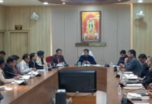 मंडलायुक्त ने निर्माण कार्यों की धीमी प्रगति पर जताई नाराजगी, समयबद्ध व गुणवत्तापूर्ण कार्य के दिए सख्त निर्देश