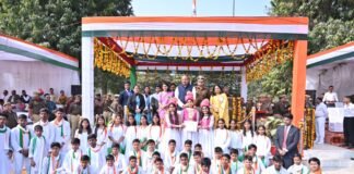 77वें गणतंत्र दिवस पर रायबरेली पुलिस लाइन में भव्य समारोह उद्यान मंत्री दिनेश प्रताप सिंह ने फहराया तिरंगा, पुलिसकर्मियों व समाजसेवियों को किया सम्मानित