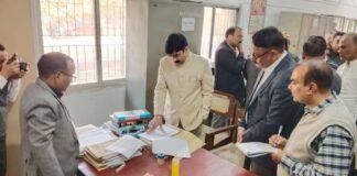 मण्डलायुक्त ने कलेक्ट्रेट एवं खलीलाबाद तहसील के कार्यालयों का किया सघन निरीक्षण