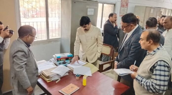 मण्डलायुक्त ने कलेक्ट्रेट एवं खलीलाबाद तहसील के कार्यालयों का किया सघन निरीक्षण