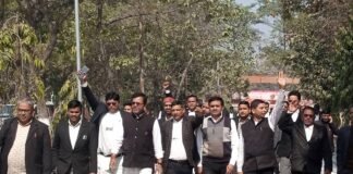 रामपुर में अधिवक्ता फारूख अहमद की हत्या के विरोध में अधिवक्ताओं का कलेक्ट्रेट पर प्रदर्शन