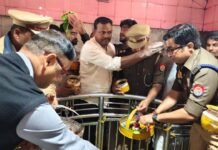 महाशिवरात्रि पर तामेश्वरनाथ धाम में डीएम अलोक कुमार व एसपी संदीप कुमार मीना ने की पूजा-अर्चना: सुरक्षा व्यवस्था, भीड़ प्रबंधन और सुविधाओं का लिया जायजा