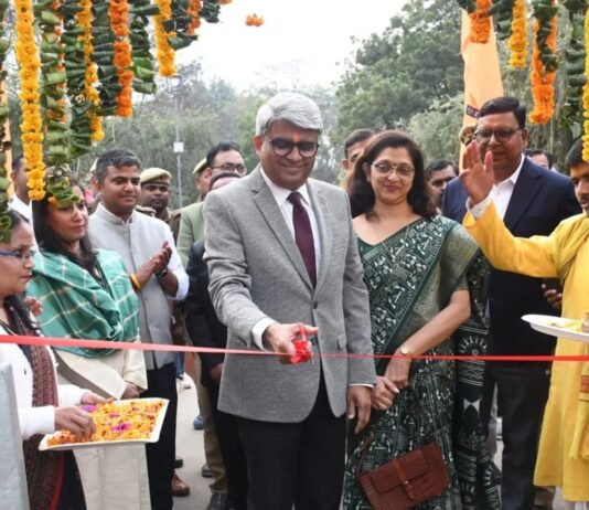 माननीय न्यायमूर्ति सौमित्र दयाल सिंह ने फीता काटकर किया मण्डलीय फल, शाकभाजी एवं पुष्प प्रदर्शनी का उद्घाटन: पर्यावरण संरक्षण और प्रकृति से जुड़ाव की प्रेरणा