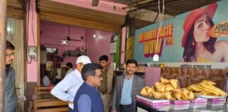 होली से पहले सख्ती दीपक स्वीट्स पर औचक छापा, 50 किलो दूषित मिठाई-30 किलो छेना मौके पर नष्ट, खोया-पनीर के सैंपल लिए – नोटिस जारी