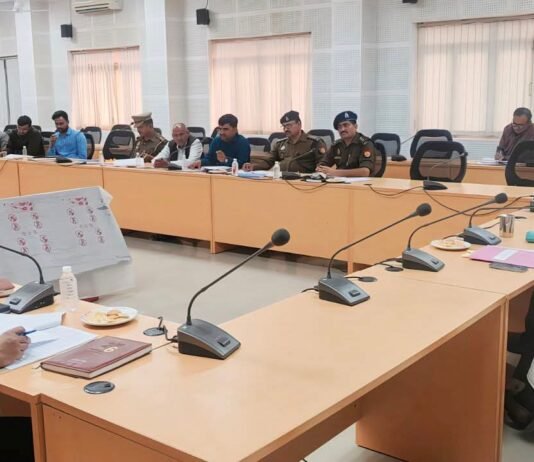 सड़क दुर्घटनाओं पर मण्डलायुक्त की सख्ती! बस्ती मण्डल में मानकों की अनदेखी करने वालों पर कार्रवाई की चेतावनी – ओवर स्पीड कैमरा फरवरी अंत तक लगेंगे