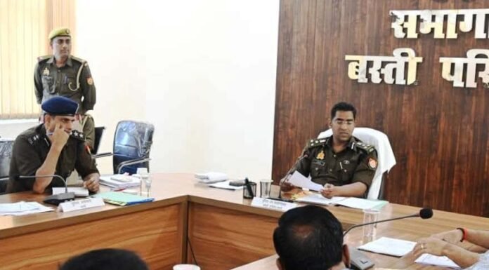 डीआईजी संजीव त्यागी ने बस्ती परिक्षेत्र के पुलिस अधीक्षकों के साथ मासिक अपराध समीक्षा गोष्ठी की: लंबित विवेचना-गिरफ्तारी, साइबर अपराध, महिला सुरक्षा और होली-ईद त्यौहारों की तैयारियों पर सख्त निर्देश