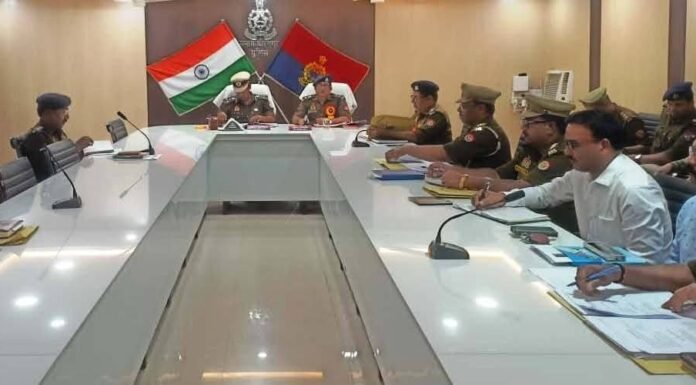 डीआईजी संजीव त्यागी ने संतकबीरनगर में अपराध समीक्षा गोष्ठी की: आगामी रमजान-ईद और होली त्यौहारों की तैयारियों पर सख्त निर्देश, लंबित विवेचना-गिरफ्तारी पर फोकस