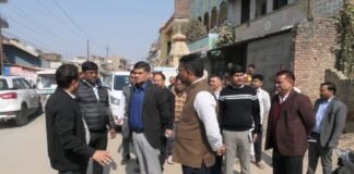 मंडलायुक्त ने हढ़हवा रेलवे लाइन फ्लाइओवर का किया निरीक्षण, गुणवत्ता और समयबद्धता पर जोर