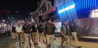 डीआईजी व एसएसपी ने शहर में किया पैदल गश्त, सुरक्षा व्यवस्था का लिया जमीनी जायजा