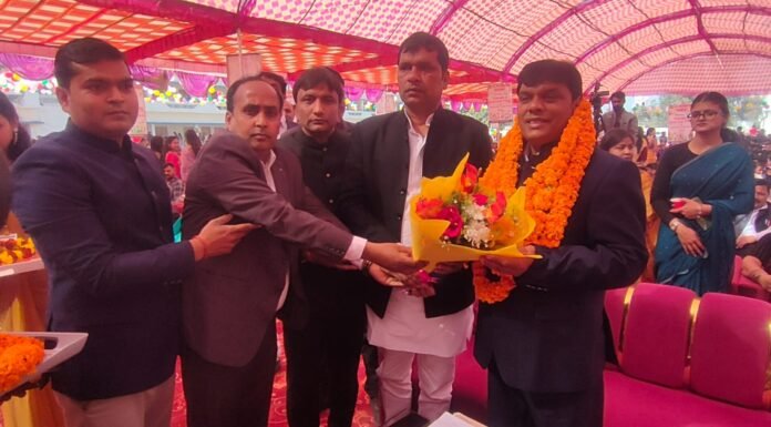 एसआर इंटरनेशनल एकेडमी का वार्षिकोत्सव: भावुक प्रस्तुतियों से गूंजा मंच, फेयरवेल-गुडलक में बिखरी शुभकामनाओं की बहार