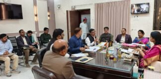 परिषदीय विद्यालयों के ऊपर से गुजर रही हाईटेंशन लाइन विस्थापन पर बैठक: डीएम हर्षिता माथुर ने दिए शीघ्र पूर्ण करने के सख्त निर्देश, 97 विद्यालयों में बजट जारी