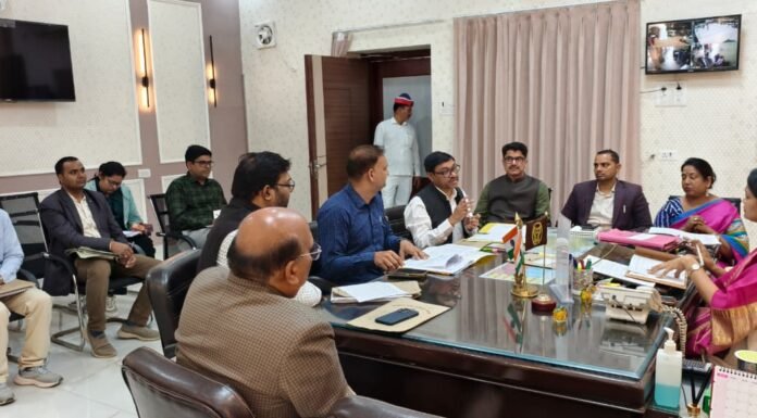 परिषदीय विद्यालयों के ऊपर से गुजर रही हाईटेंशन लाइन विस्थापन पर बैठक: डीएम हर्षिता माथुर ने दिए शीघ्र पूर्ण करने के सख्त निर्देश, 97 विद्यालयों में बजट जारी