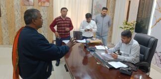 जनसुनवाई में नई सख्ती मुख्यमंत्री योगी आदित्यनाथ ऑनलाइन जुड़कर कर रहे निगरानी, डीएम दीपक मीणा प्रतिदिन 10 से 12 बजे सुन रहे फरियाद