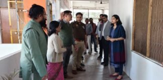 यूपी बोर्ड परीक्षाओं की सख्त निगरानी: कंट्रोल रूम से सभी 107 केंद्रों की लाइव मॉनिटरिंग, सीसीटीवी कैमरे सक्रिय, डीएम-एसपी ने लिया जायजा