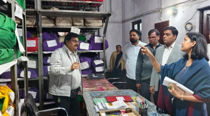 डीएम हर्षिता माथुर ने कलेक्ट्रेट पटलों का औचक निरीक्षण: अभिलेख रख-रखाव, लंबित प्रकरणों की समीक्षा और डिस्प्ले पर सख्त निर्देश