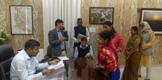 जनता दर्शन में डीएम दीपक मीणा ने सुनी फरियाद: मुख्यमंत्री योगी आदित्यनाथ ऑनलाइन निगरानी में जुड़े, त्वरित निस्तारण के सख्त निर्देश