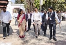 मंडलायुक्त विजय विश्वास पंत ने कलेक्ट्रेट के विभिन्न पटलों का निरीक्षण किया: पत्रावलियों के डिजिटलीकरण से प्रशासनिक कार्यों में गति और पारदर्शिता बढ़ेगी