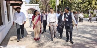 मंडलायुक्त विजय विश्वास पंत ने कलेक्ट्रेट के विभिन्न पटलों का निरीक्षण किया: पत्रावलियों के डिजिटलीकरण से प्रशासनिक कार्यों में गति और पारदर्शिता बढ़ेगी