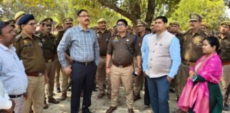 डीएम-एसपी ने मुसहरा में ग्रामीणों से की बैठक, होली-रमजान को शांतिपूर्ण मनाने का आह्वान