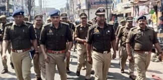 होली से पहले बस्ती में सुरक्षा का सख्त पहरा, डीआईजी ने लिया फ्लैग मार्च में जायजा