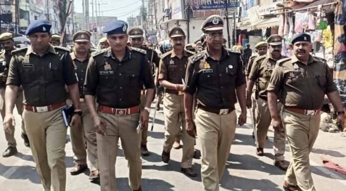 होली से पहले बस्ती में सुरक्षा का सख्त पहरा, डीआईजी ने लिया फ्लैग मार्च में जायजा
