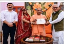 संभल एसपी कृष्ण कुमार विश्नोई ने गोरखपुर पहुंचकर सीएम योगी को दिया शादी का निमंत्रण