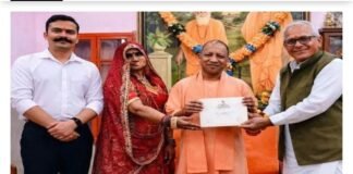 संभल एसपी कृष्ण कुमार विश्नोई ने गोरखपुर पहुंचकर सीएम योगी को दिया शादी का निमंत्रण